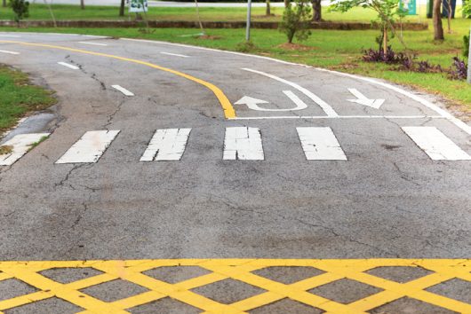 Las grietas en las carreteras causan lesiones graves a los motociclistas